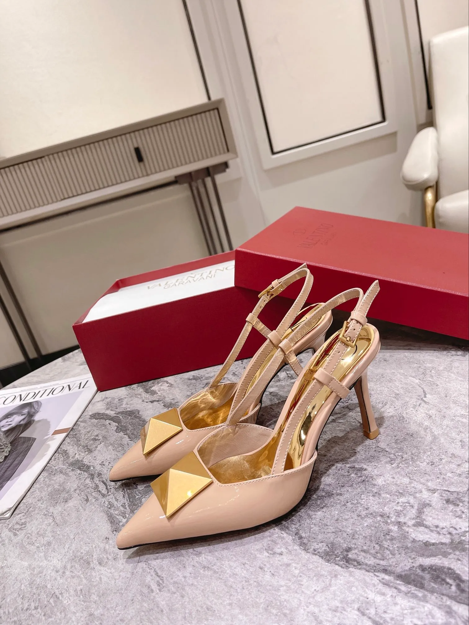 👟👟Ex-factory price 400👟👟 Genuine leather sole +40 Valentino Valentino spring and summer new rivet shoes are new☑️ —————————————— The latest golden big rivet element is full of high-end sense! Extremely fashionable Heel height: 9.5cm Upper: Matt sheepskin Lining: Sheepskin lining Outsole: Italian genuine leather outsole, rubber sole optional Color: Two styles and 8 colors available Code number: 34-41 (34 and 42 customized are not returnable)
